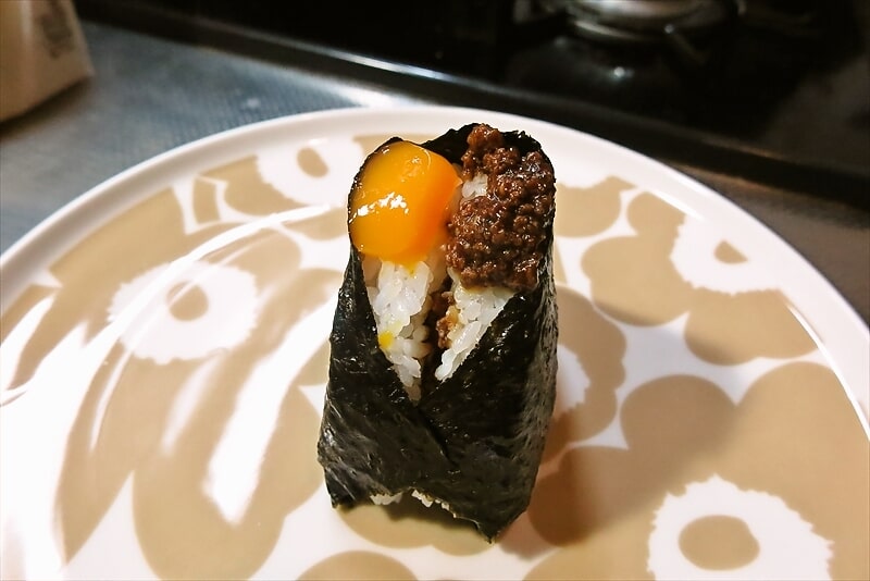 『セブンイレブン』相盛おむすび 肉そぼろと卵黄9