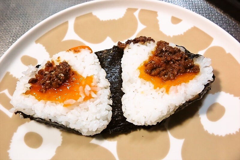 『セブンイレブン』相盛おむすび 肉そぼろと卵黄11