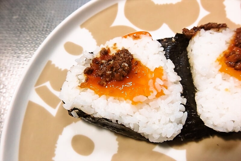 『セブンイレブン』相盛おむすび 肉そぼろと卵黄12