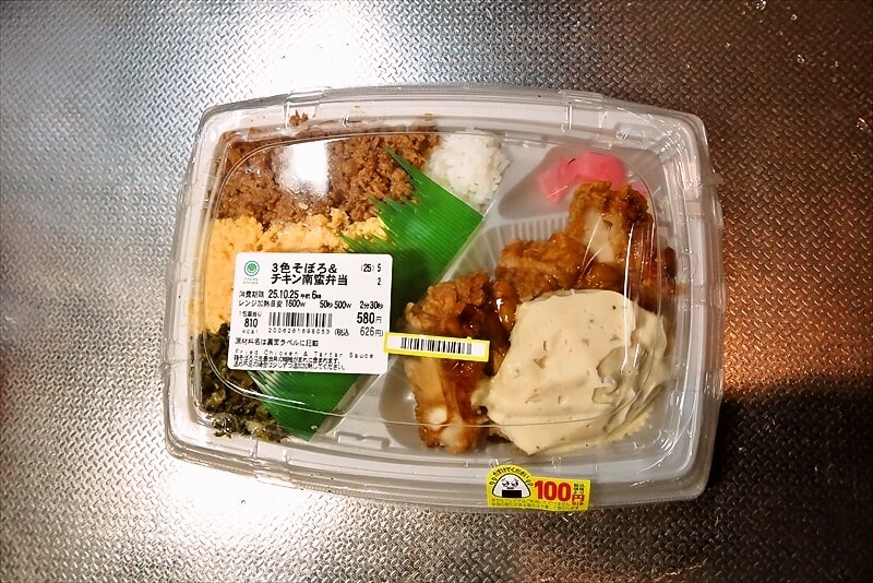 2025年10月『ファミリーマート』3色そぼろ&チキン南蛮弁当1