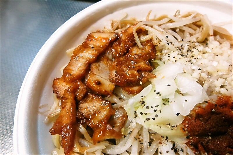 『ローソン』旨辛!満腹濃厚豚ラーメン13