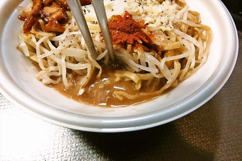 『ローソン』旨辛!満腹濃厚豚ラーメン14