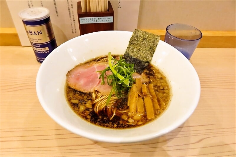 小田急相模原駅『ラーメンLab ろじっく』背脂ブラックラーメン1