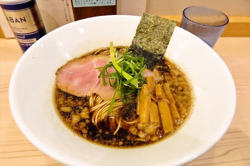 小田急相模原駅『ラーメンLab ろじっく』背脂ブラックラーメン2