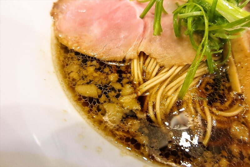 小田急相模原駅『ラーメンLab ろじっく』背脂ブラックラーメン9