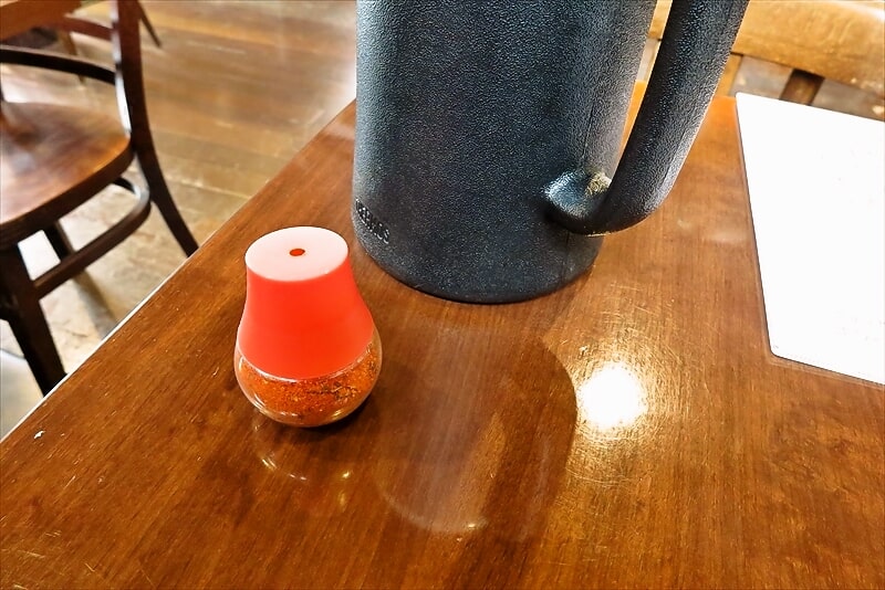 町田市『もつ煮の店マボロシ』卓上調味料