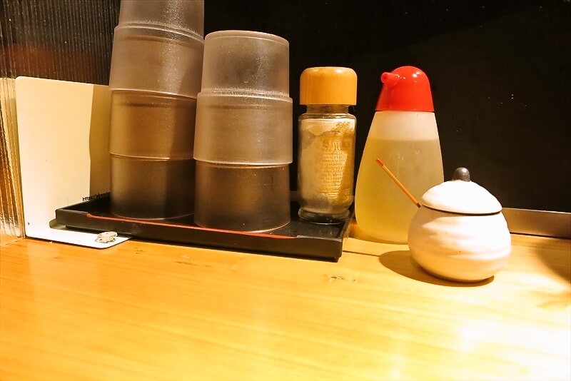 相模原市小田急相模原駅『ラーメン 寅や』卓上調味料1