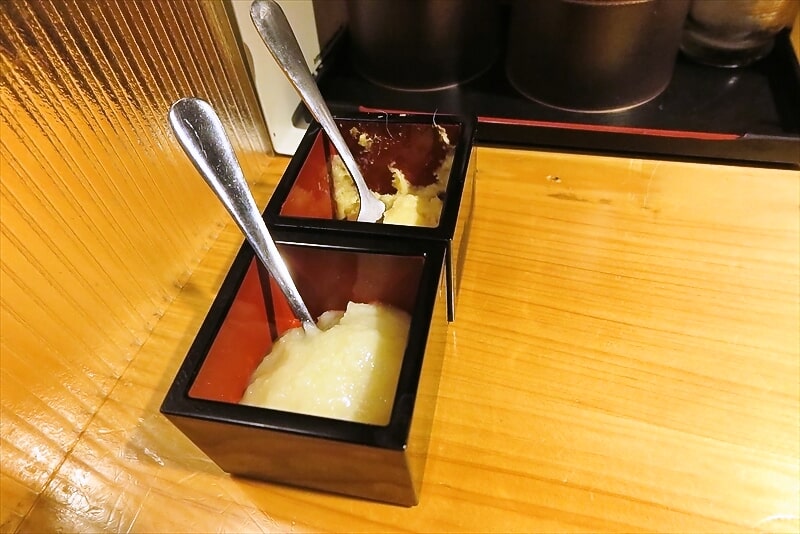 相模原市小田急相模原駅『ラーメン 寅や』卓上調味料2