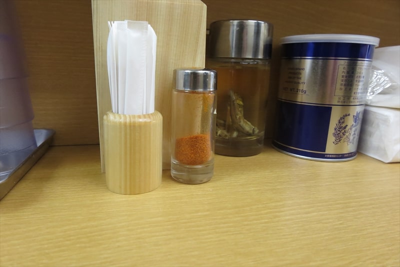 町田市町田駅『煮干中華そば すず松』卓上調味料1