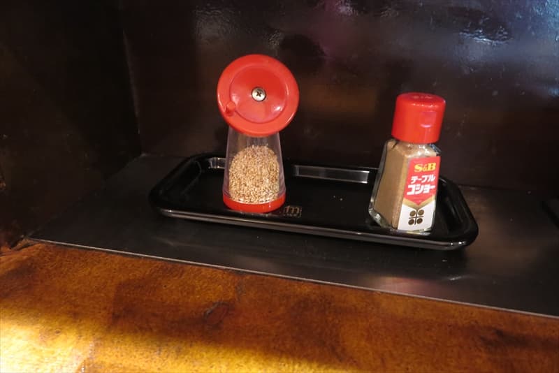 淵野辺『焼きあごらぁめん 華めぐり』卓上調味料