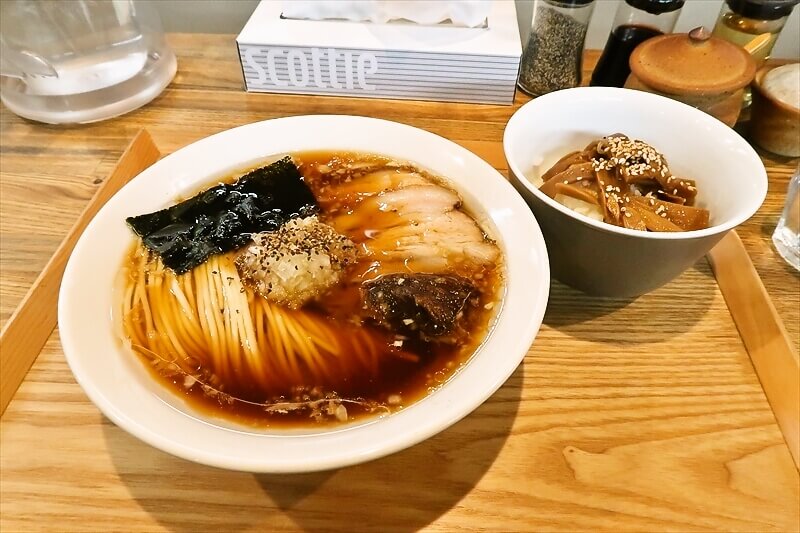 『YOKOKURA STOREHOUSE（ヨコスト）』玉ねぎ中華そばとメンマごはん1