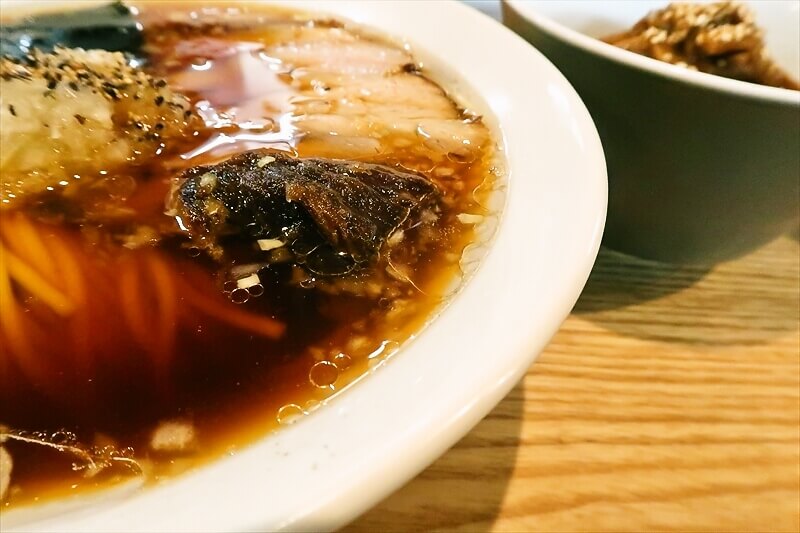 『YOKOKURA STOREHOUSE（ヨコスト）』玉ねぎ中華そばとメンマごはん4