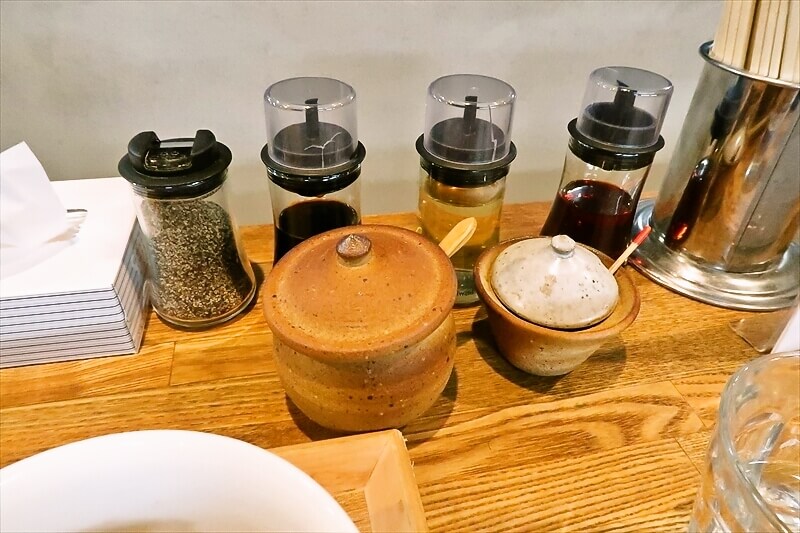 『YOKOKURA STOREHOUSE（ヨコスト）』券売機メニュー写真卓上調味料