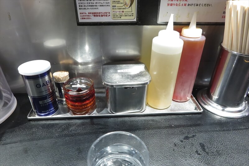 町田駅『油そば 東京油組総本店 町田組』卓上調味料
