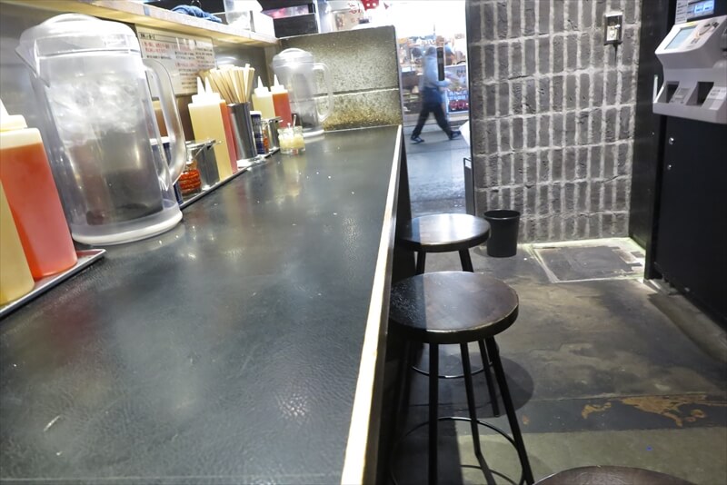 町田駅『油そば 東京油組総本店 町田組』店内写真