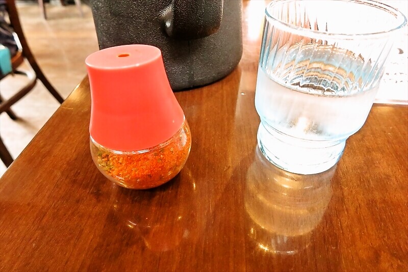 2026年 町田市『もつ煮の店イガラシ』卓上調味料