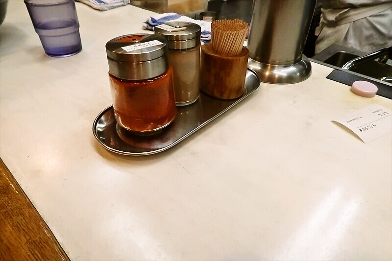 2026年 大阪市難波『なんばうどん』卓上調味料