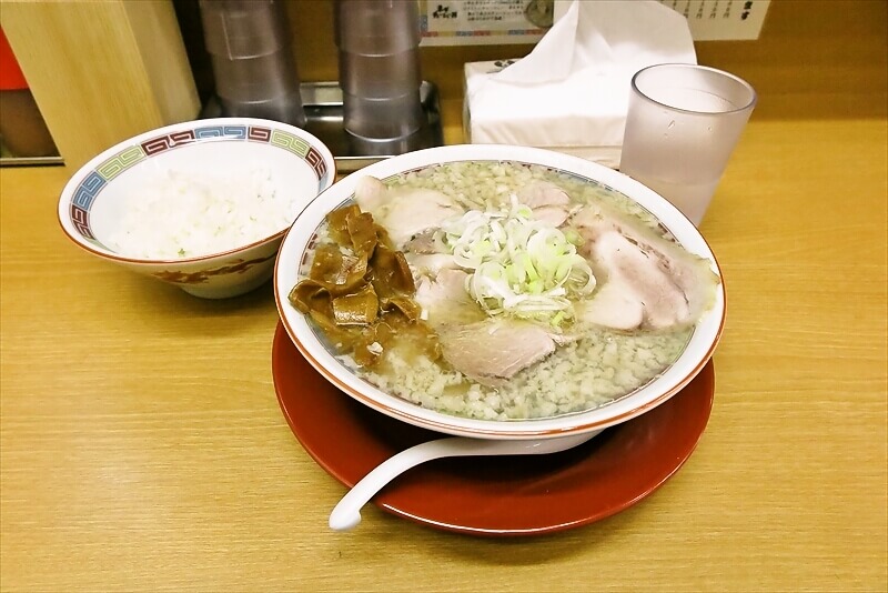 町田市町田駅『元祖焼豚センター 三兎』こってり中華そば（背脂）1