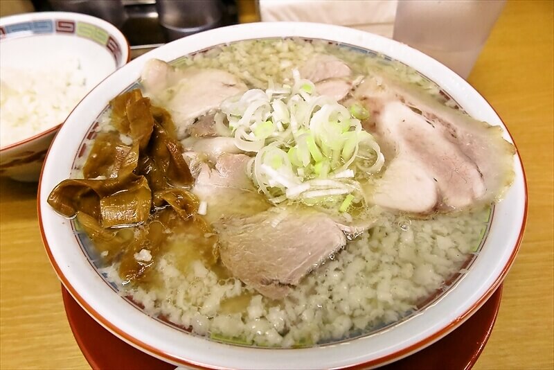 町田市町田駅『元祖焼豚センター 三兎』こってり中華そば（背脂）2