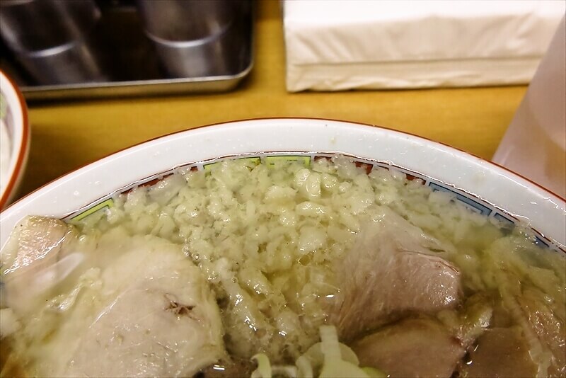 町田市町田駅『元祖焼豚センター 三兎』こってり中華そば（背脂）5