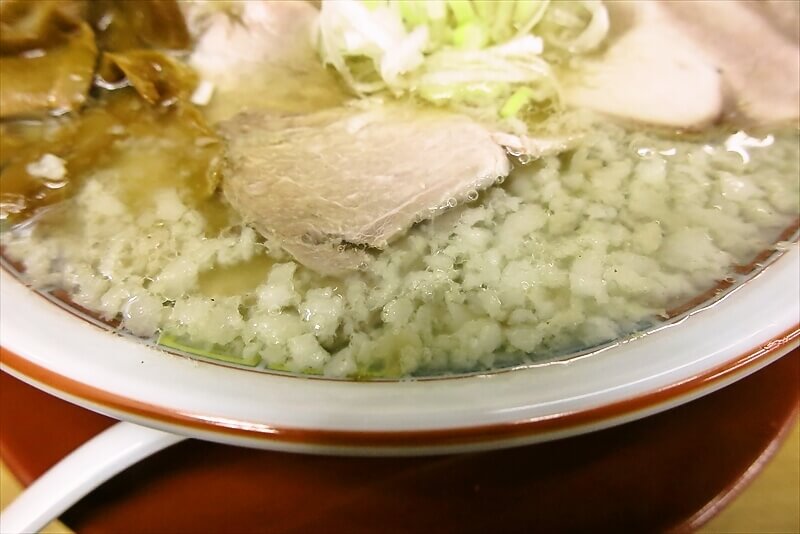 町田市町田駅『元祖焼豚センター 三兎』こってり中華そば（背脂）8