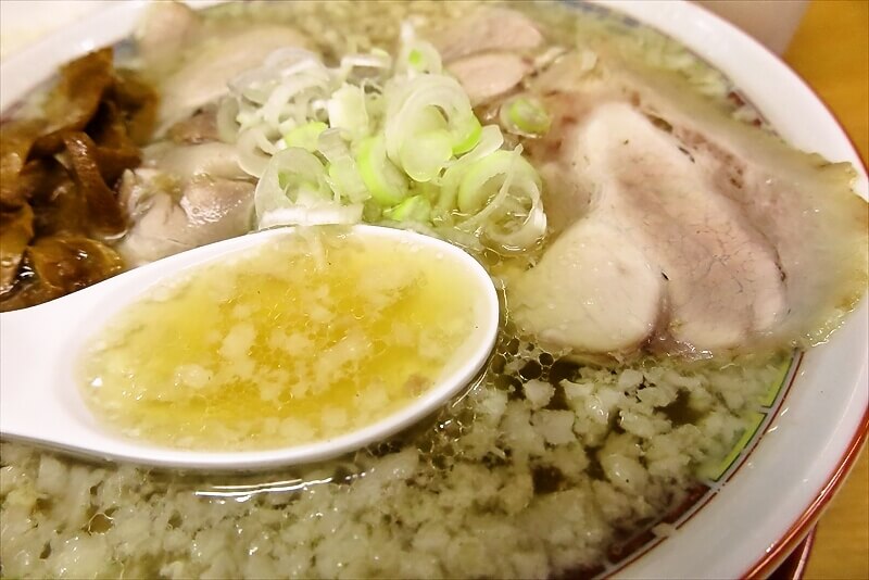 町田市町田駅『元祖焼豚センター 三兎』こってり中華そば（背脂）9
