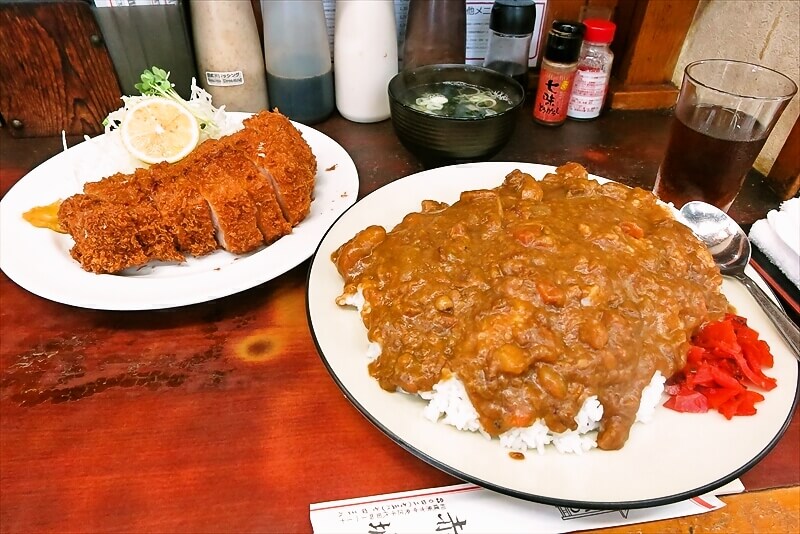 相模原市『とんかつ赤城』特選カツカレー中盛キャベツ半分5