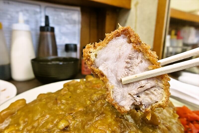 相模原市『とんかつ赤城』特選カツカレー中盛キャベツ半分9