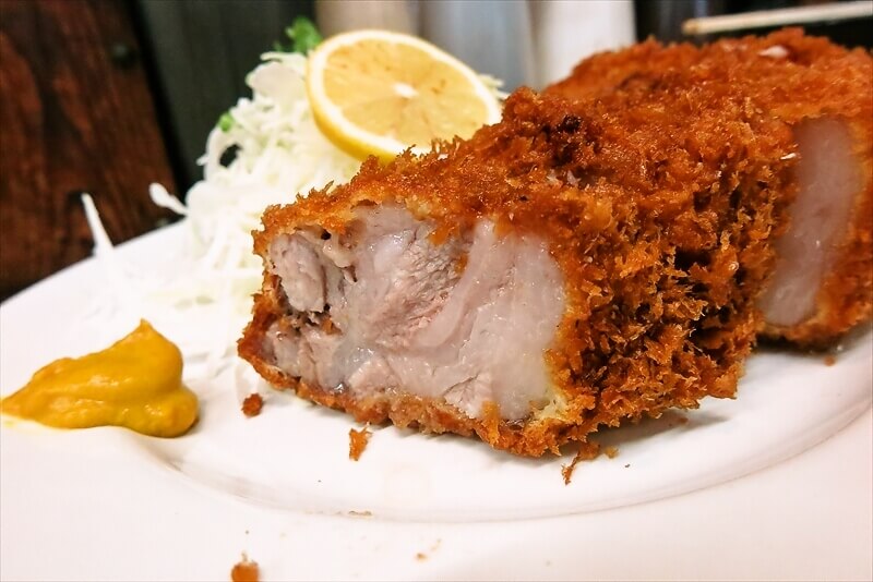 相模原市『とんかつ赤城』特選カツカレー中盛キャベツ半分10