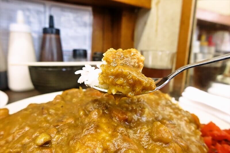 相模原市『とんかつ赤城』特選カツカレー中盛キャベツ半分11