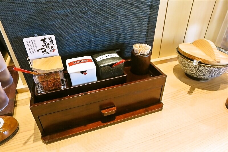 『もっちりうどん源次郎 座間相模が丘店』卓上調味料