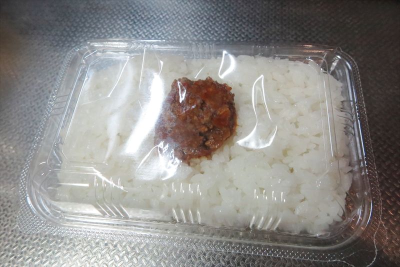 『ローソン』一点突破すぎ！ごはんがすすむキーマカレー（激辛）弁当4