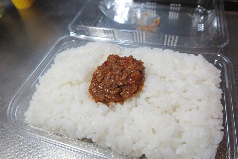 『ローソン』一点突破すぎ！ごはんがすすむキーマカレー（激辛）弁当6