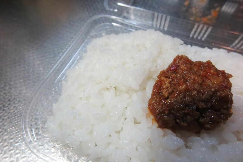 『ローソン』一点突破すぎ！ごはんがすすむキーマカレー（激辛）弁当8