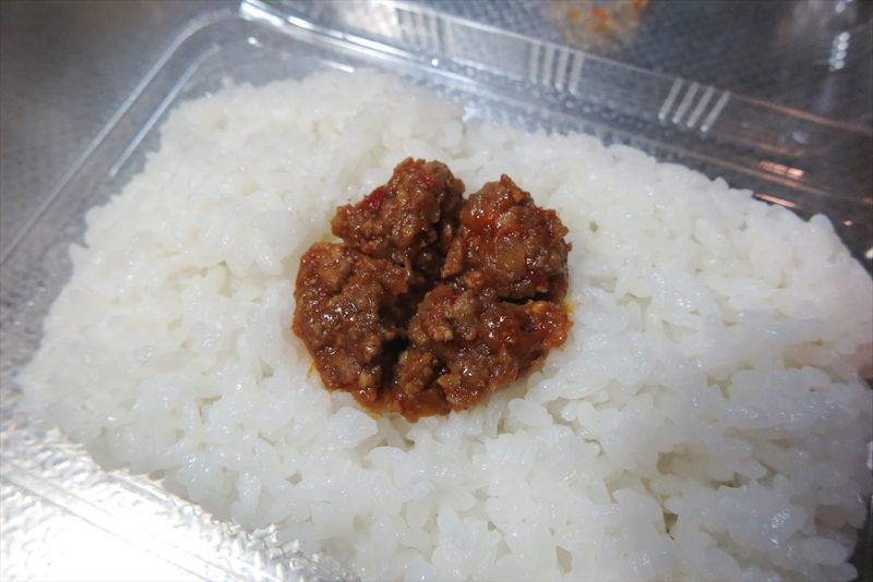 『ローソン』一点突破すぎ！ごはんがすすむキーマカレー（激辛）弁当10